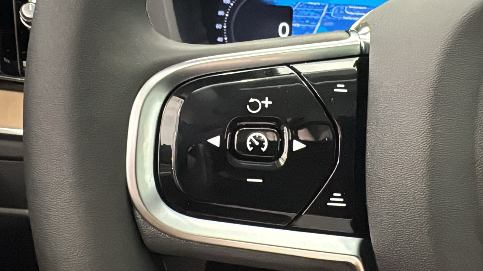 New 2027 Volvo XC60 B5 Plus AWD/4WD image 13
