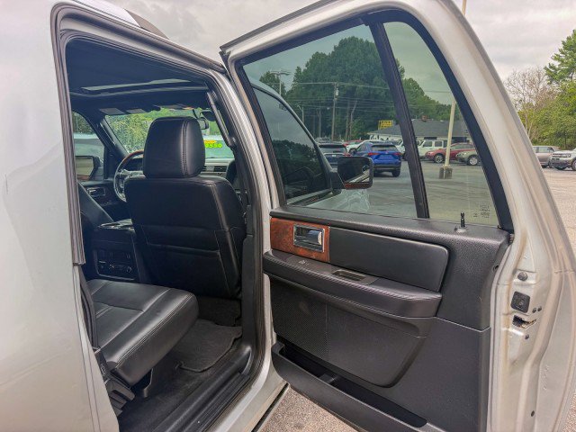 Used 2017 Lincoln Navigator L Select RWD image 21