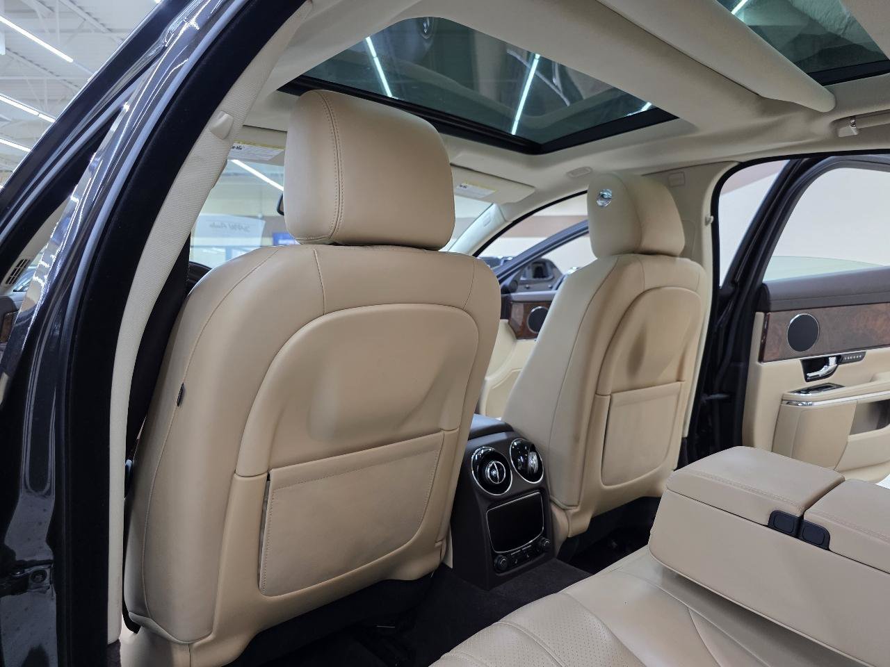 Used 2012 Jaguar XJ RWD image 27