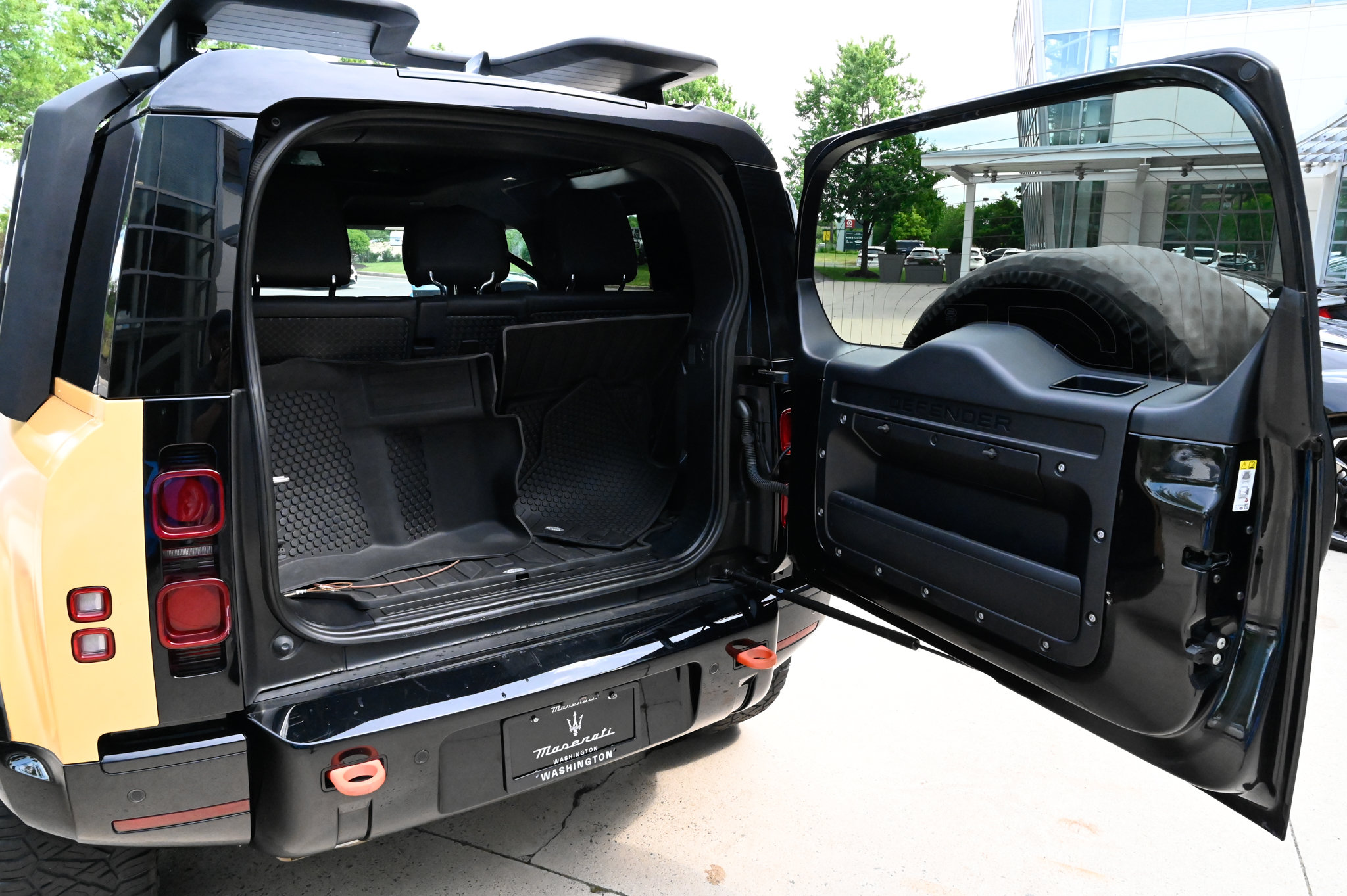 Used 2023 Land Rover Defender 90 X-Dynamic SE AWD/4WD image 37
