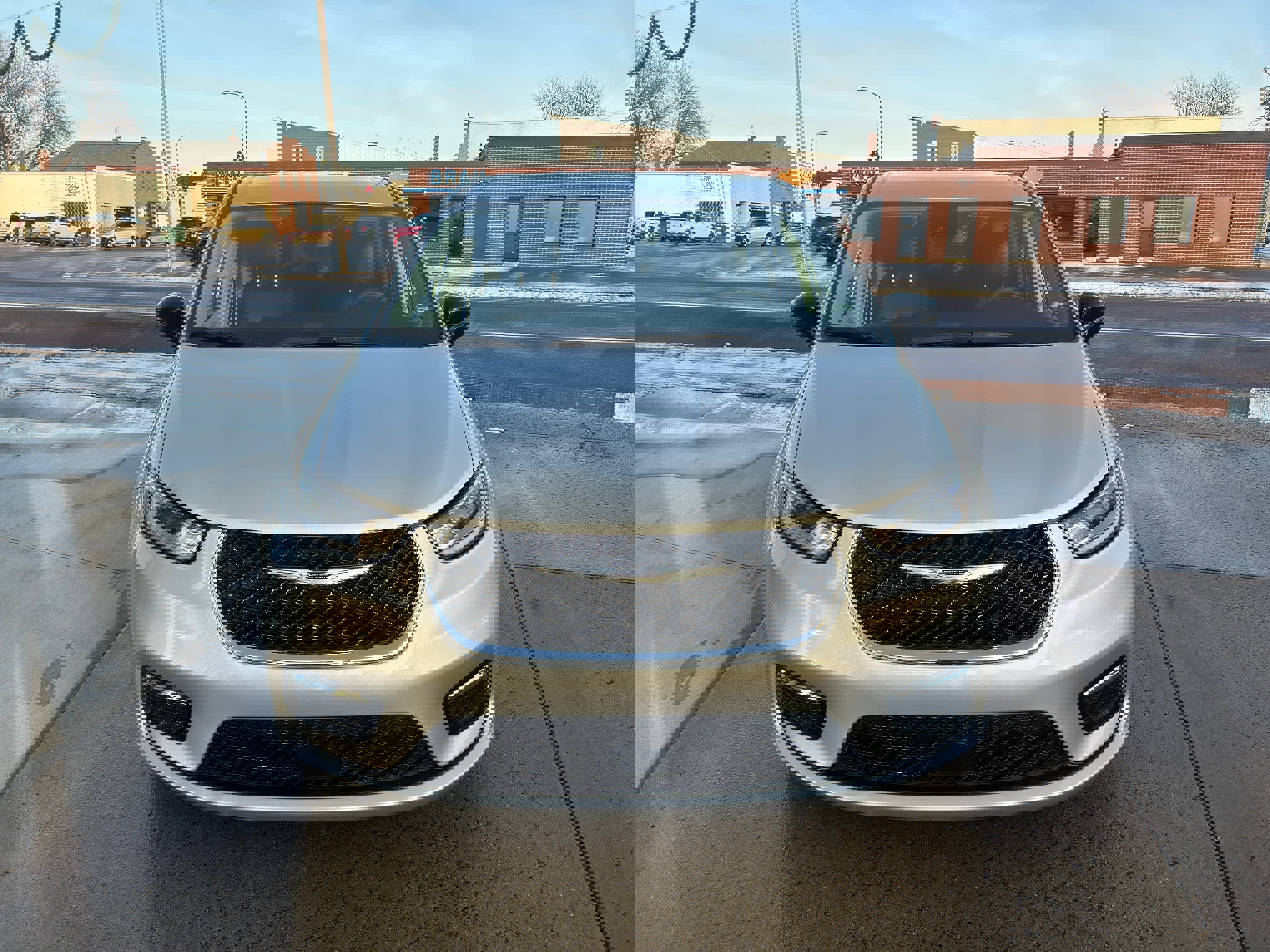 Used 2024 Chrysler Pacifica Touring-L image 3