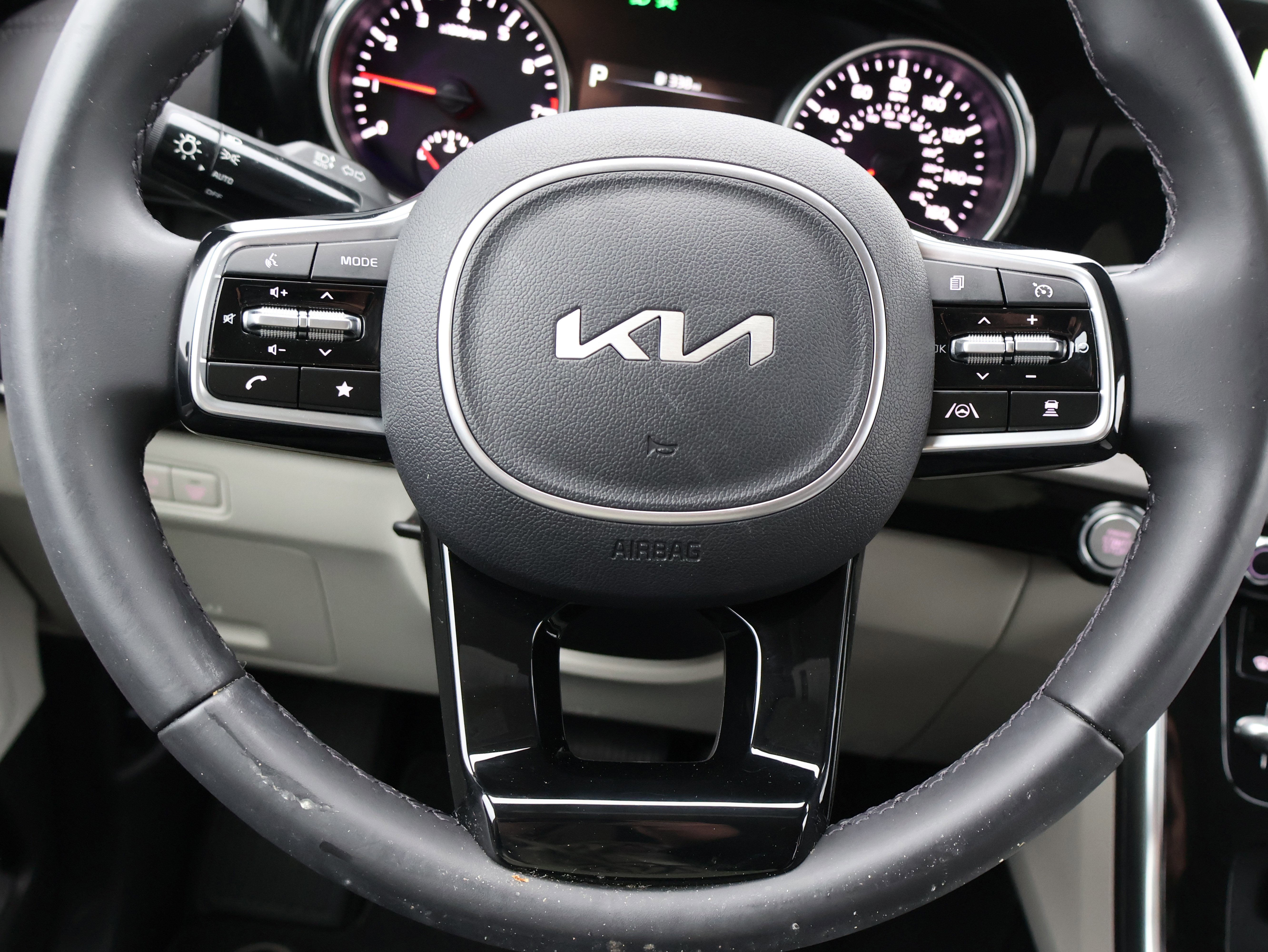 Used 2022 Kia Carnival EX image 29