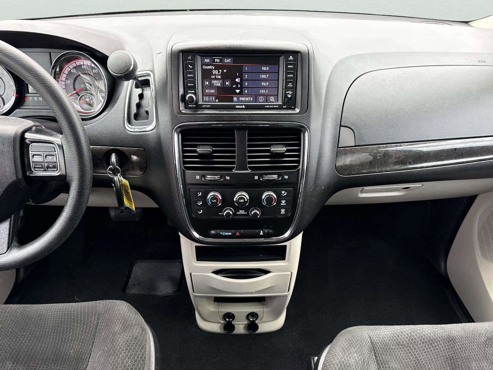 Used 2019 Dodge Grand Caravan SE w/ UConnect Hands-Free Group image 24