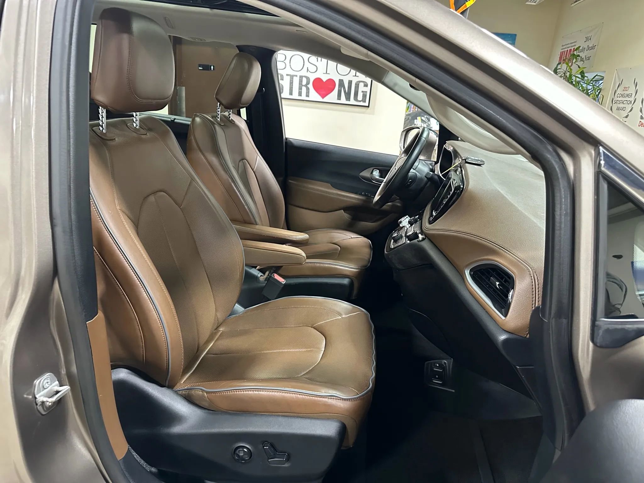 Used 2017 Chrysler Pacifica Limited w/ Advanced Safetytec Group image 38