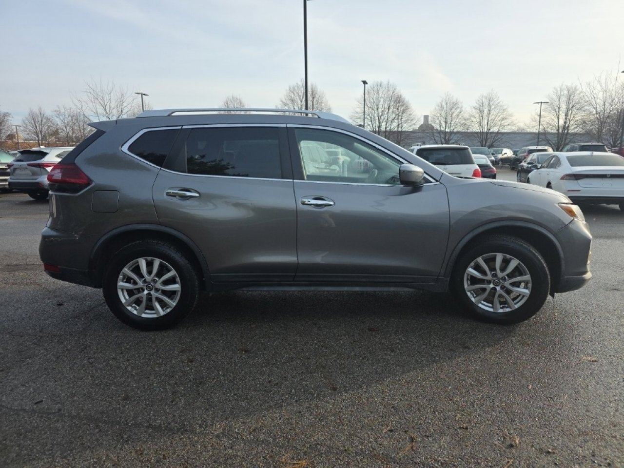 Used 2019 Nissan Rogue SV image 4