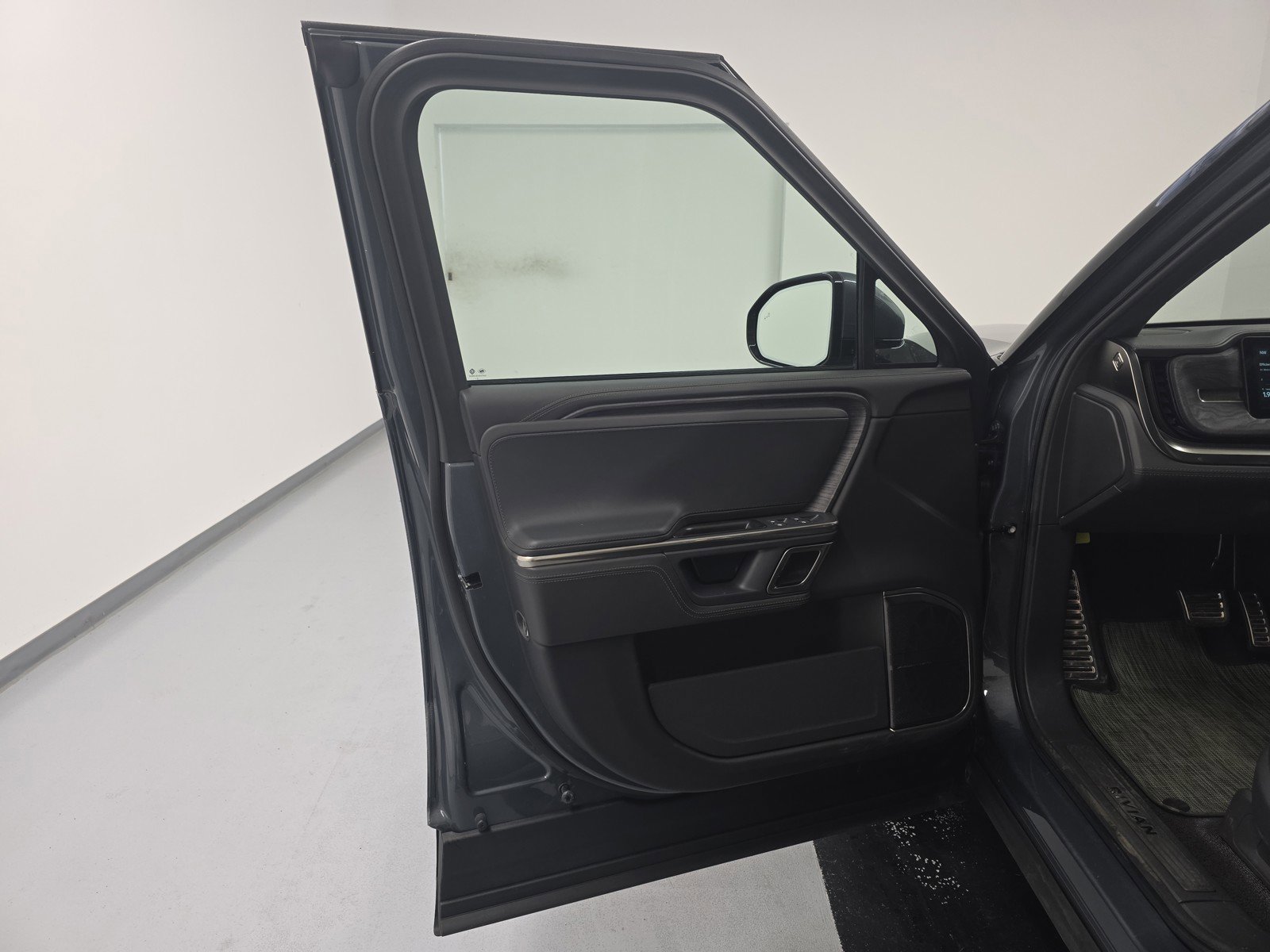 Used 2023 Rivian R1S Adventure AWD/4WD image 16