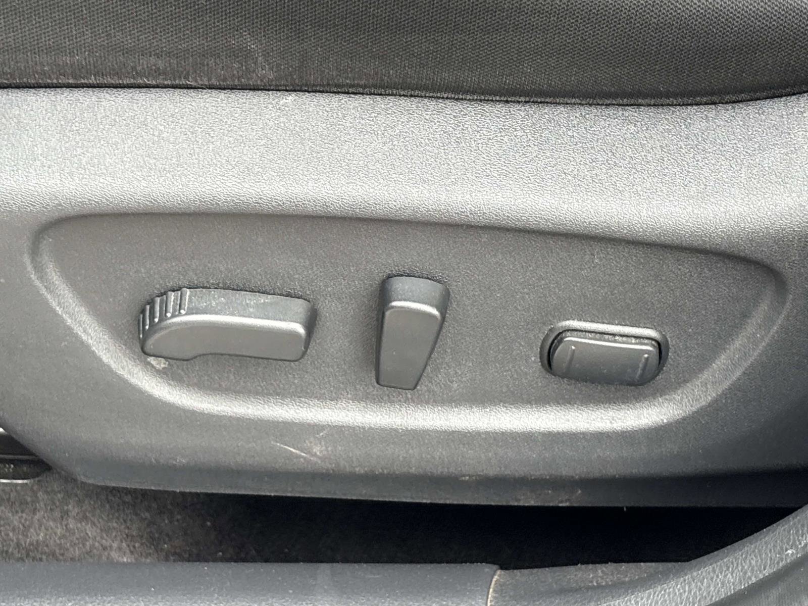 Used 2017 Nissan Rogue SV w/ SV Premium Package image 15