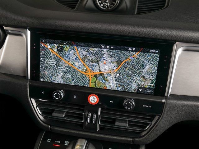 Certified 2026 Porsche Macan AWD/4WD image 18