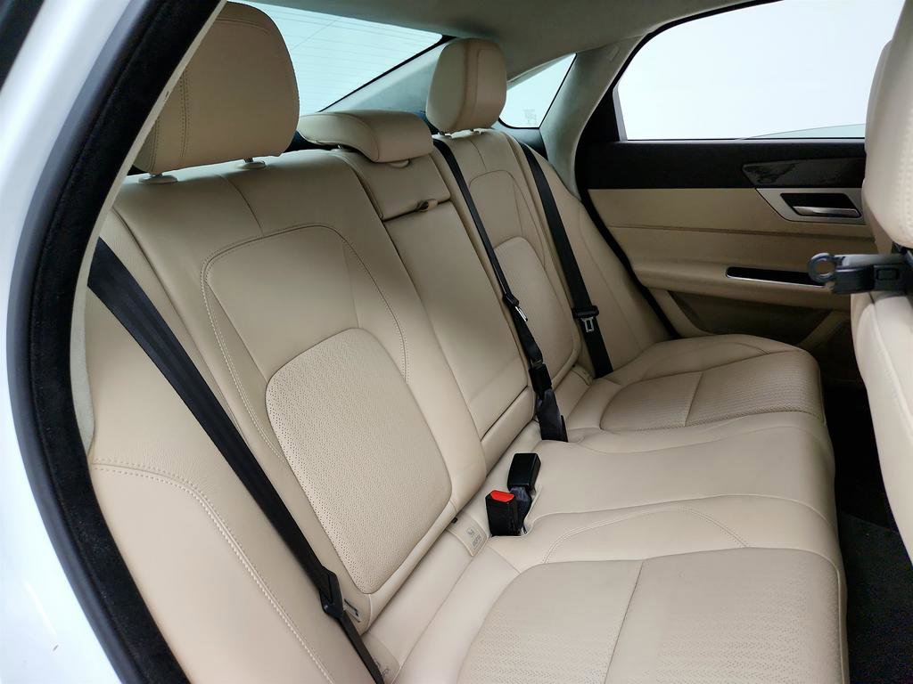 Used 2020 Jaguar XF Prestige image 28