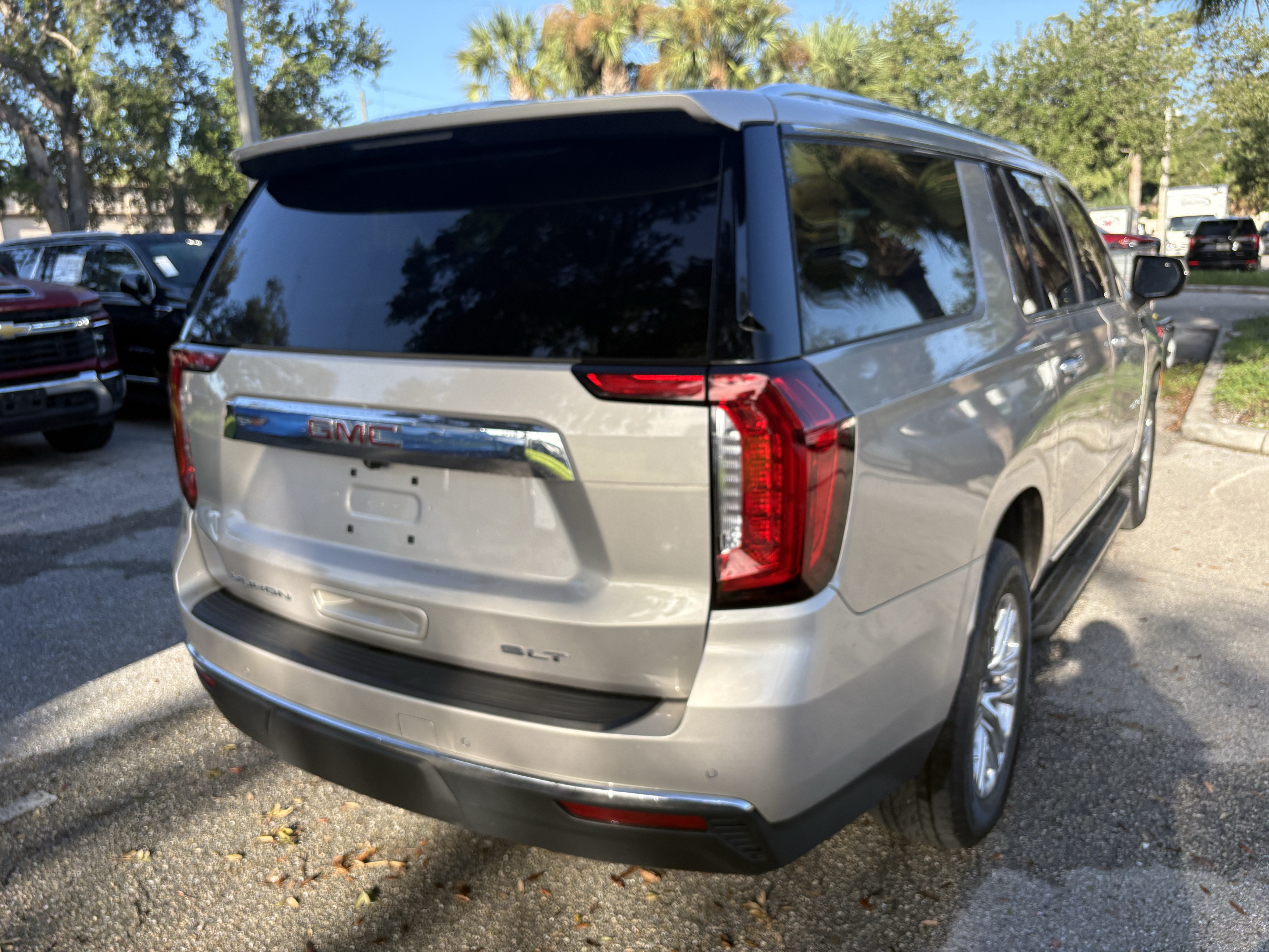 Used 2023 GMC Yukon XL SLT AWD/4WD image 7