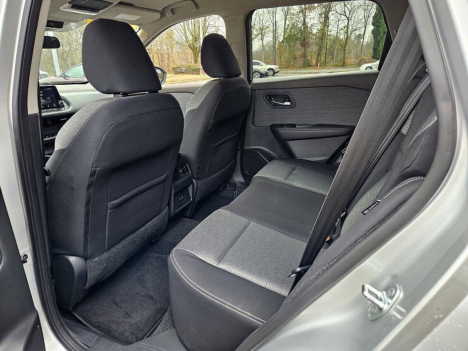 Used 2022 Nissan Rogue SV image 8