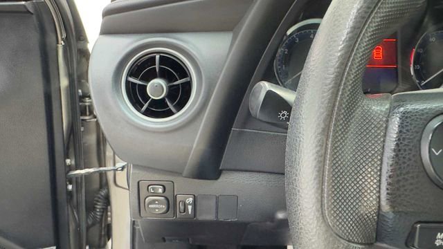 Used 2018 Toyota Corolla LE FWD image 23