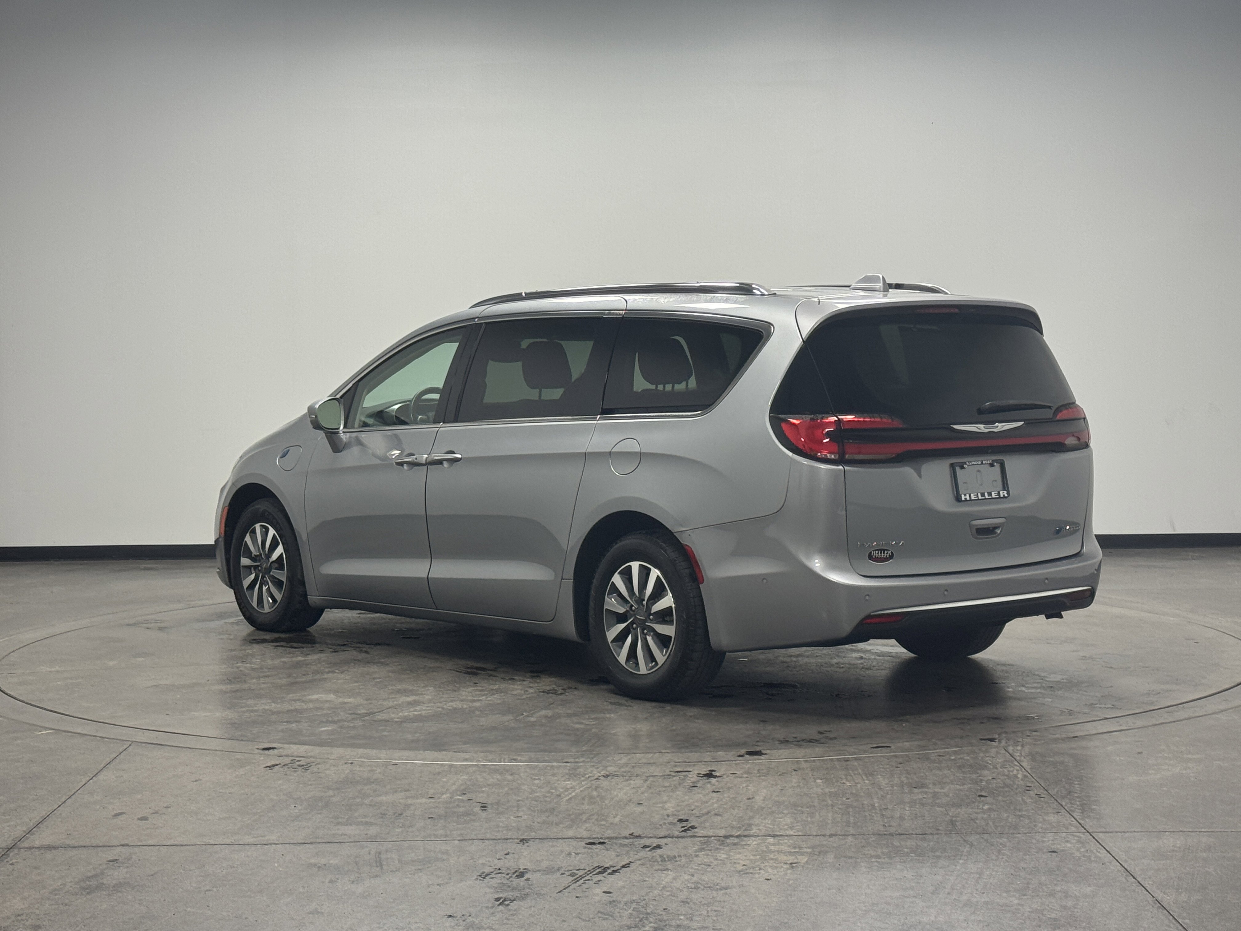 Used 2021 Chrysler Pacifica Touring-L image 6