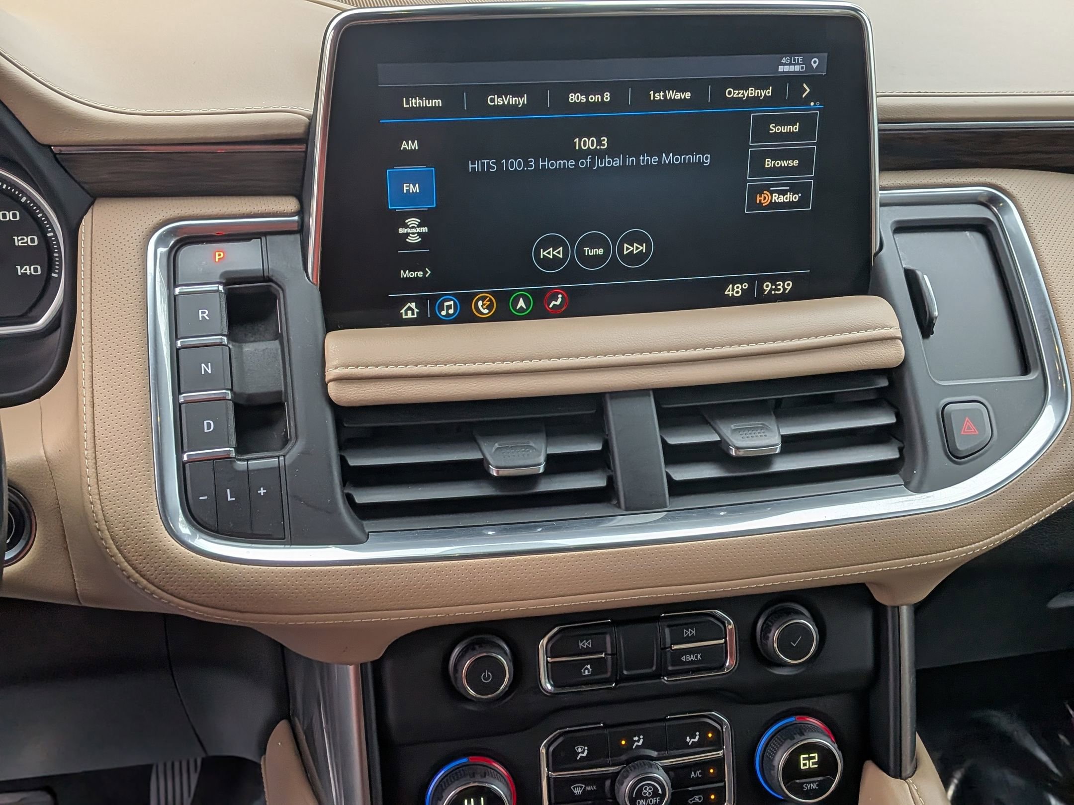 Used 2021 Chevrolet Suburban Premier image 25