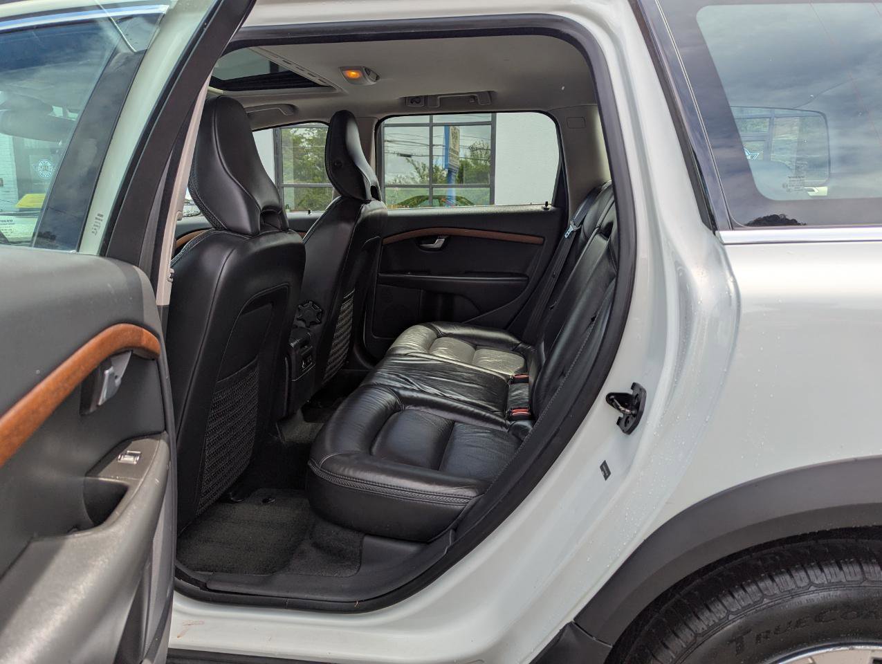 Used 2010 Volvo XC70 3.2 image 37