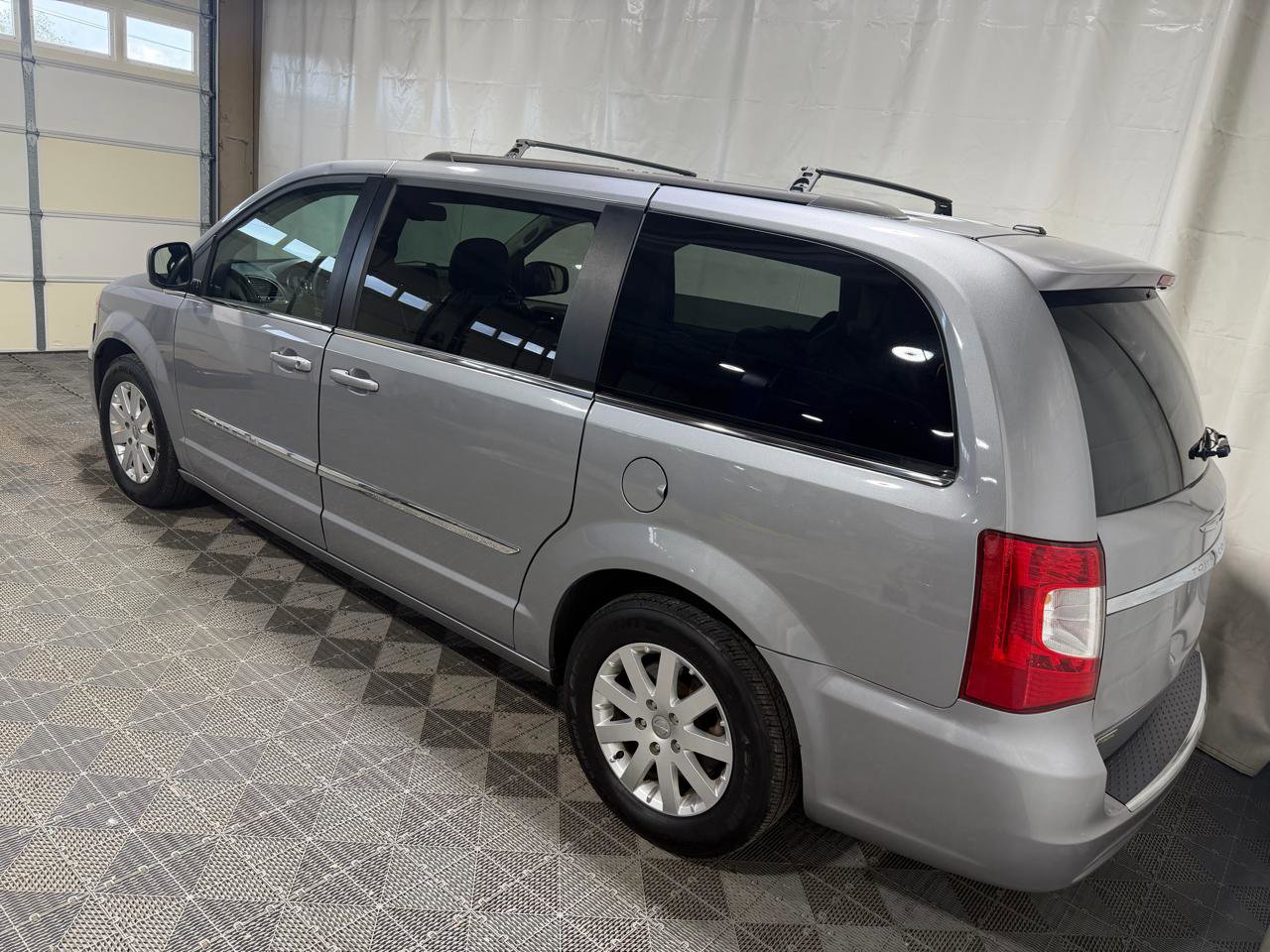 Used 2014 Chrysler Town & Country Touring FWD image 4