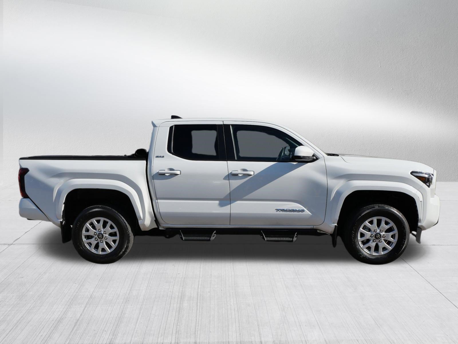 Certified 2024 Toyota Tacoma SR5 AWD/4WD image 9