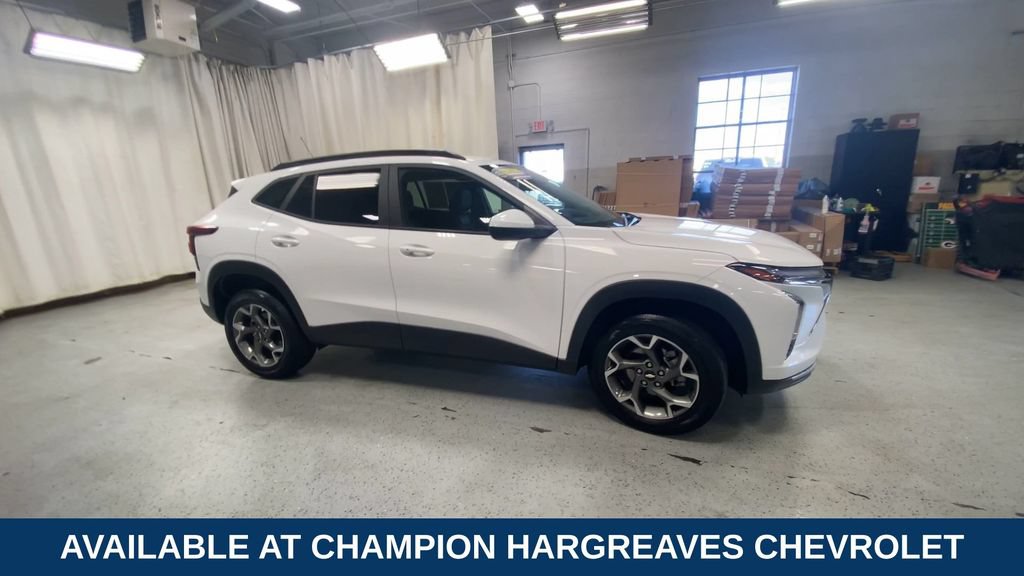 Used 2024 Chevrolet Trax LT w/ Driver Confidence Package FWD image 2