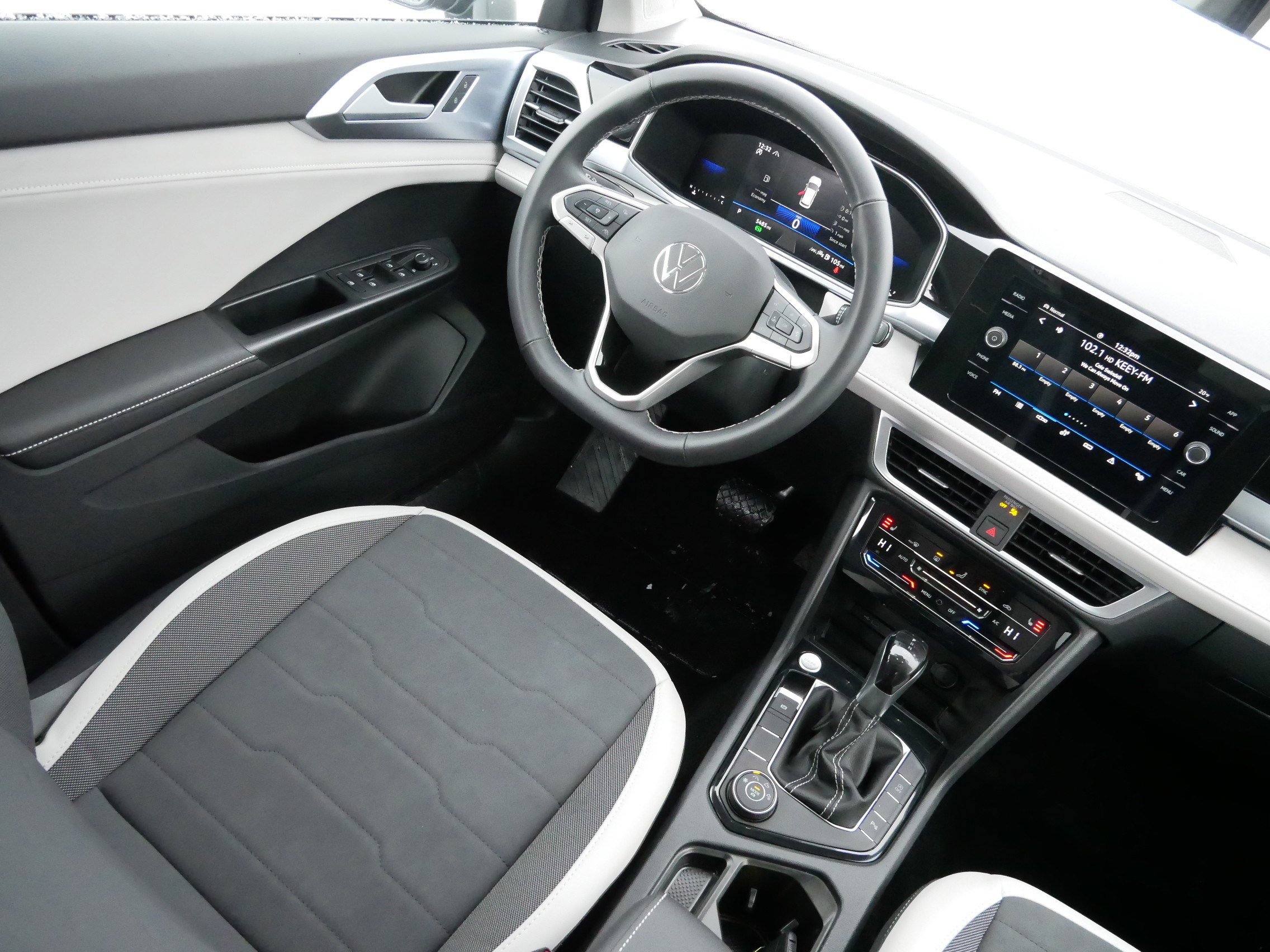 Certified 2025 Volkswagen Taos SE image 9