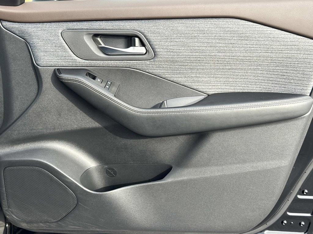 Used 2023 Nissan Rogue SV AWD/4WD image 18