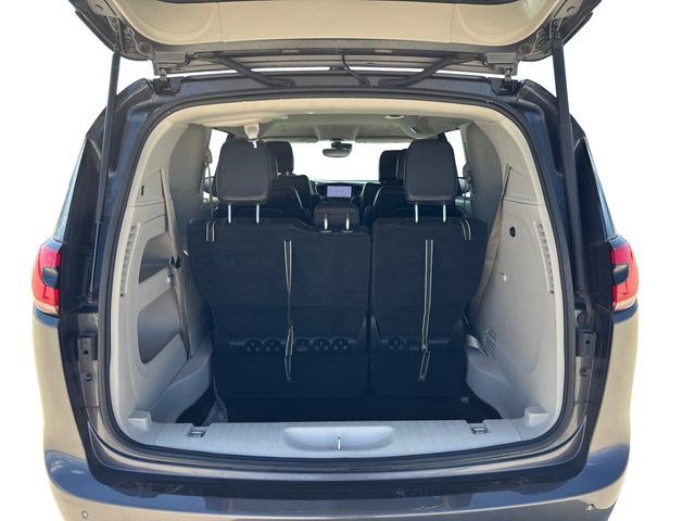Used 2023 Chrysler Pacifica Touring-L image 21