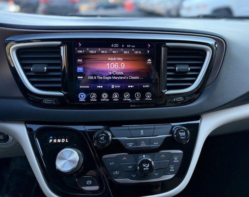 Used 2017 Chrysler Pacifica Touring FWD image 10