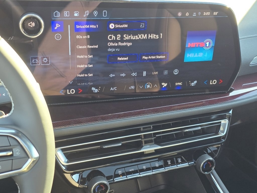 New 2026 Chevrolet Traverse Z71 w/ LPO, Floor Liner Package image 17