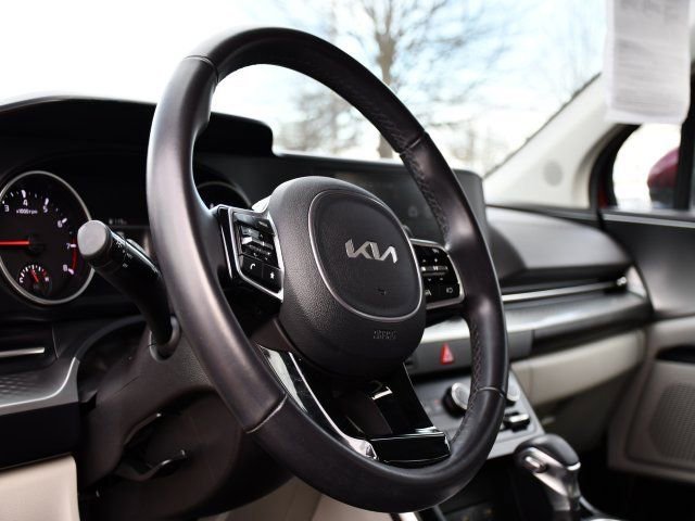 Used 2024 Kia Carnival LX image 11