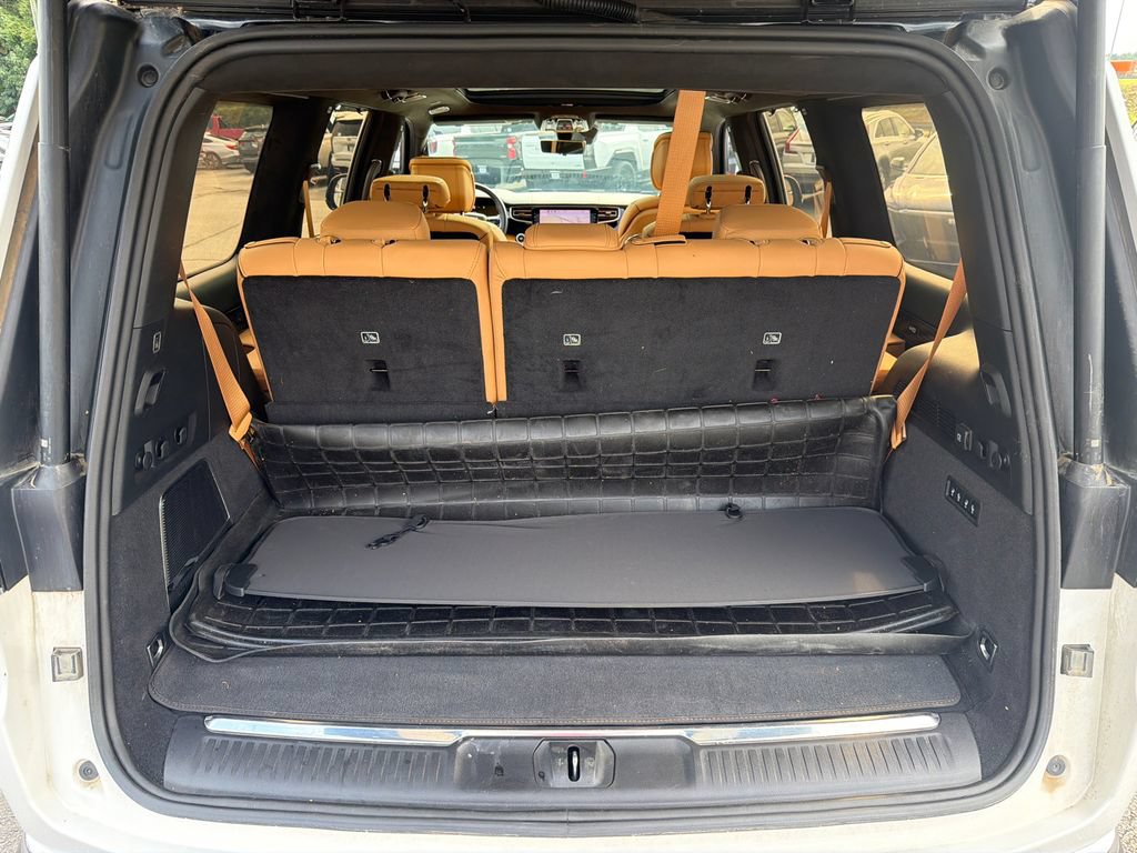 Used 2023 Jeep Grand Wagoneer Series III AWD/4WD image 18