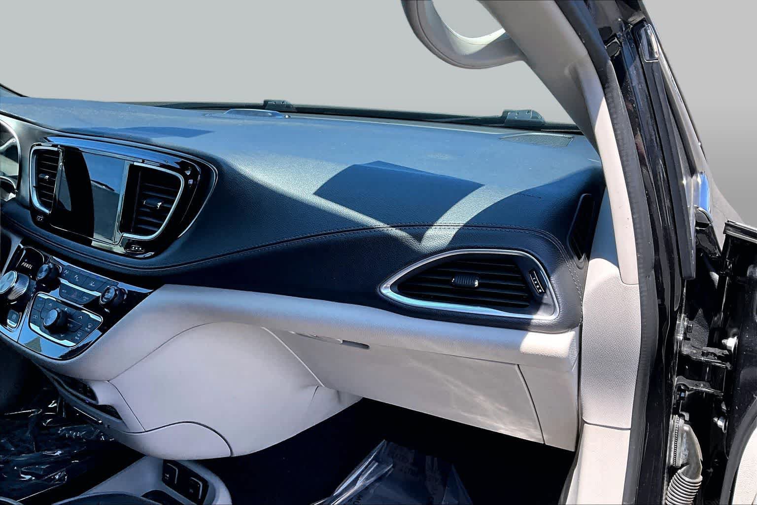 Used 2018 Chrysler Pacifica Limited w/ Advanced Safetytec Group FWD image 18