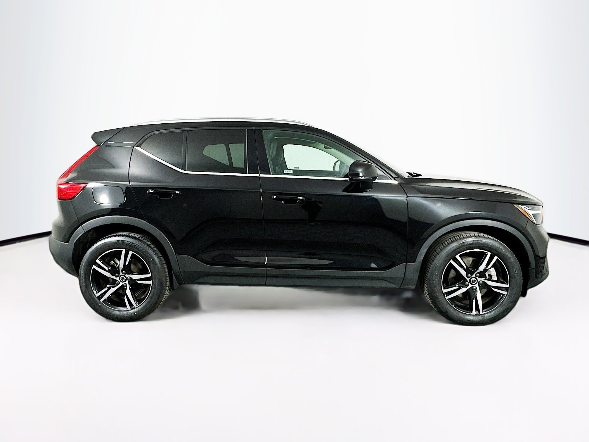 Used 2025 Volvo XC40 B5 Core image 10