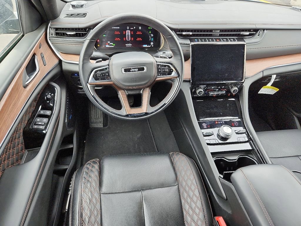 Used 2024 Jeep Grand Cherokee Summit w/ Luxury Tech Group V image 10
