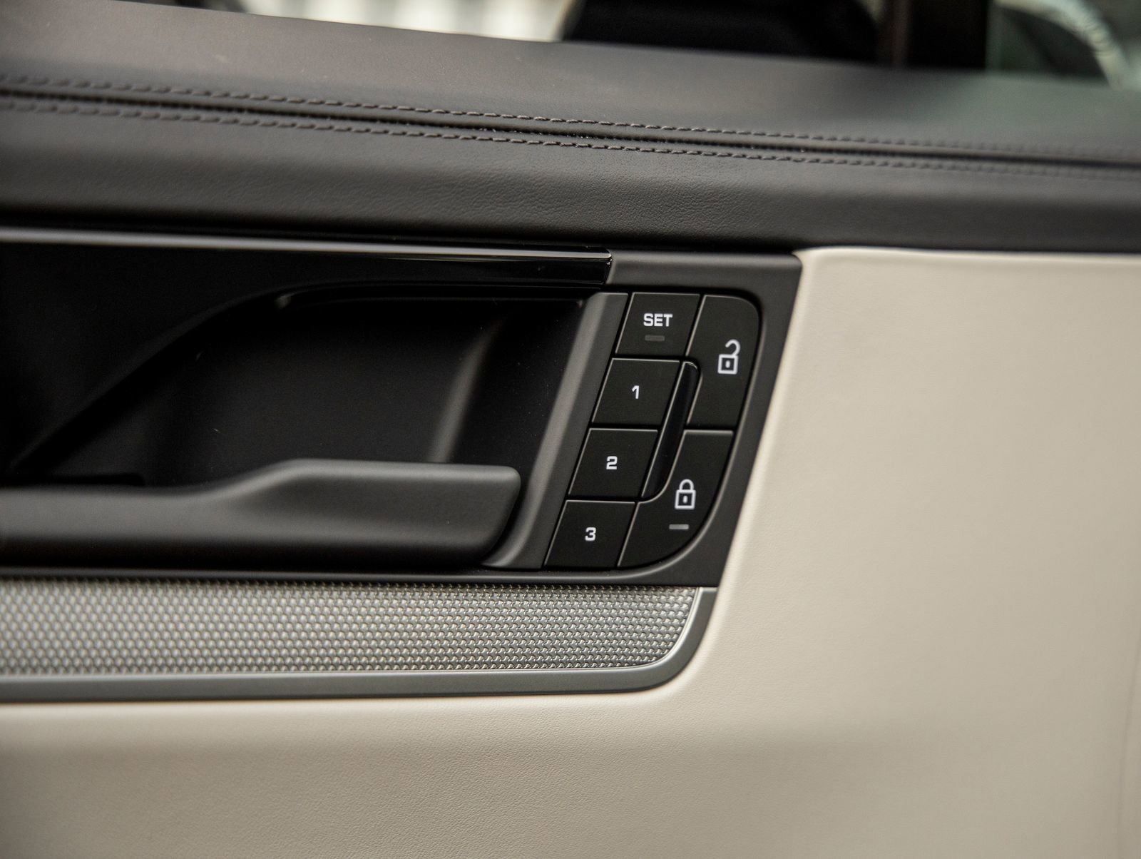 New 2025 Porsche Cayenne E-Hybrid Coupe AWD/4WD image 21