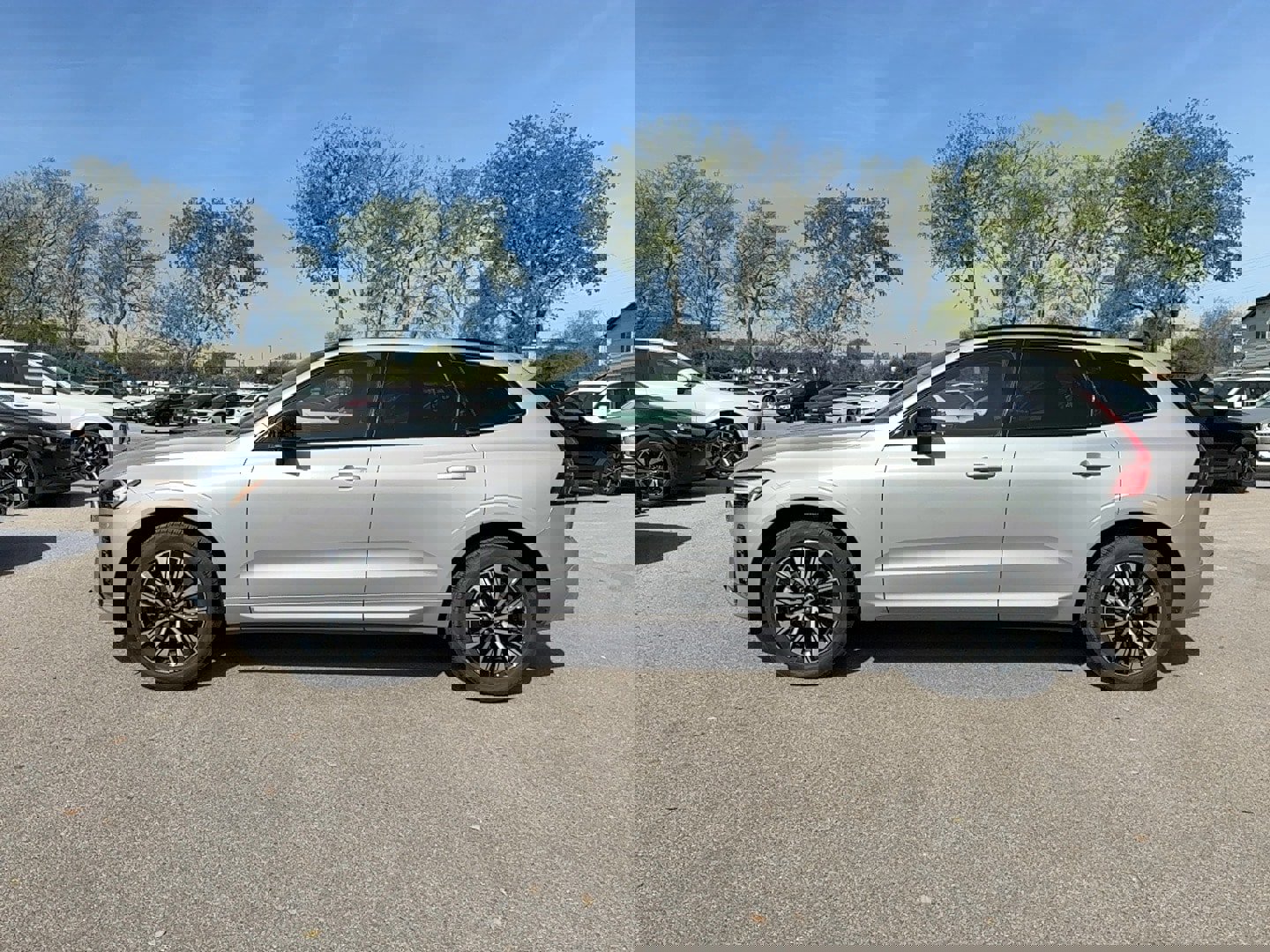 Used 2025 Volvo XC60 B5 Core image 4