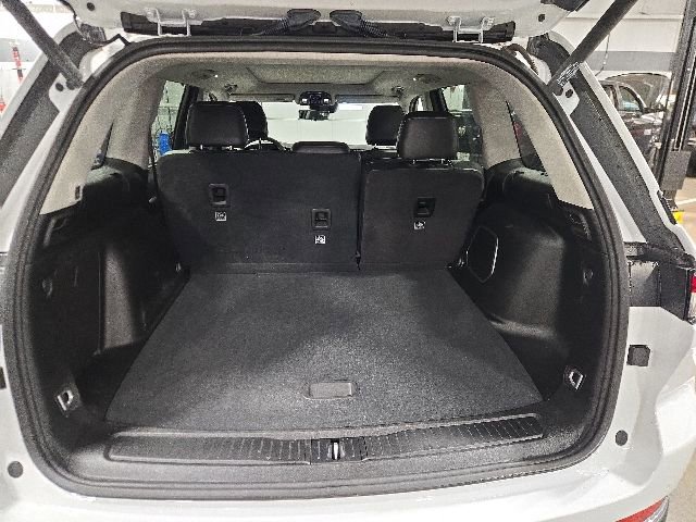 Used 2022 Jeep Grand Cherokee Limited 4xe w/ Luxury Tech Group II AWD/4WD image 12