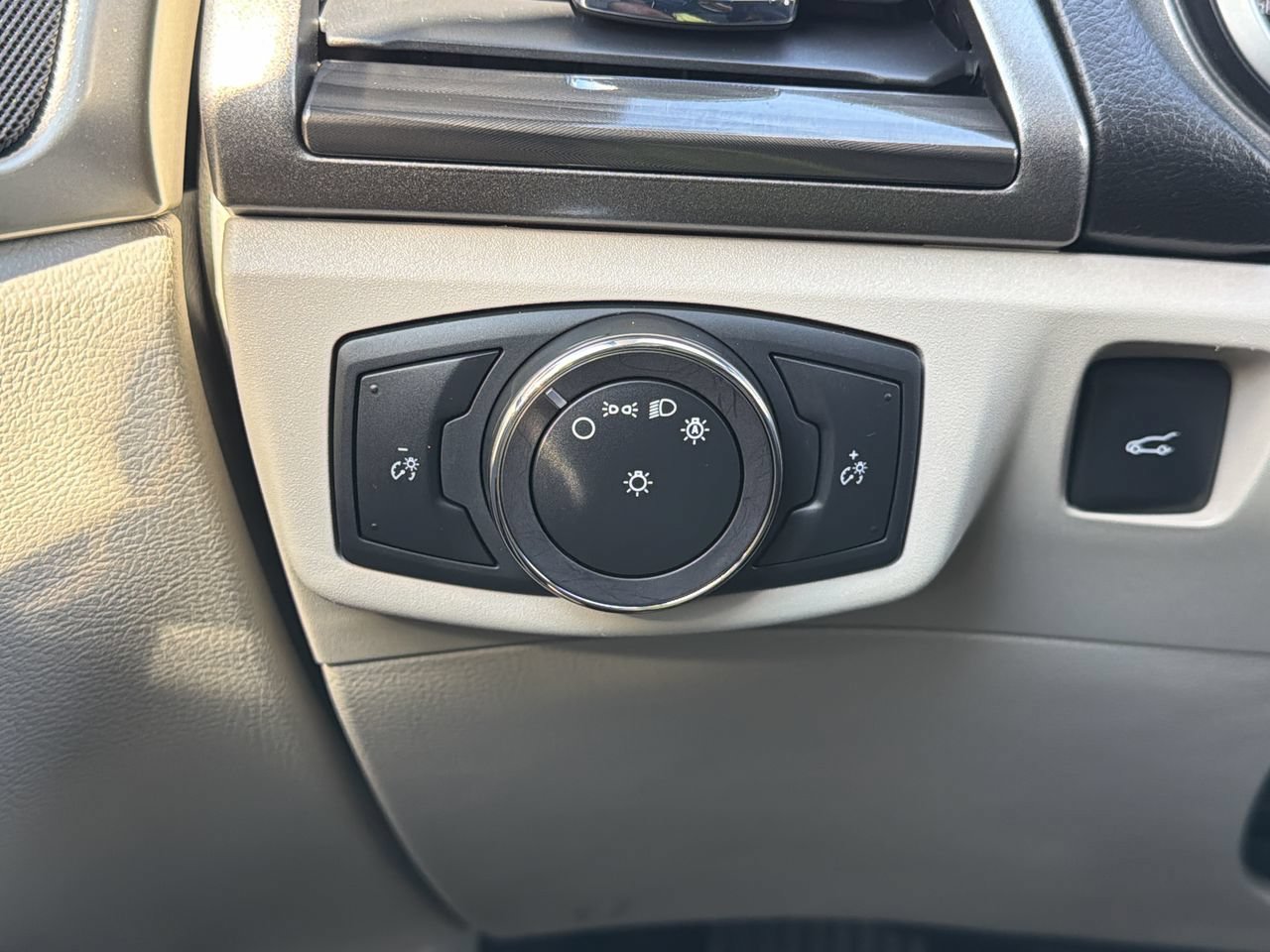 Used 2019 Ford Fusion SEL FWD image 27