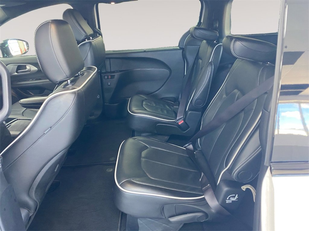 Used 2025 Chrysler Pacifica Limited image 13