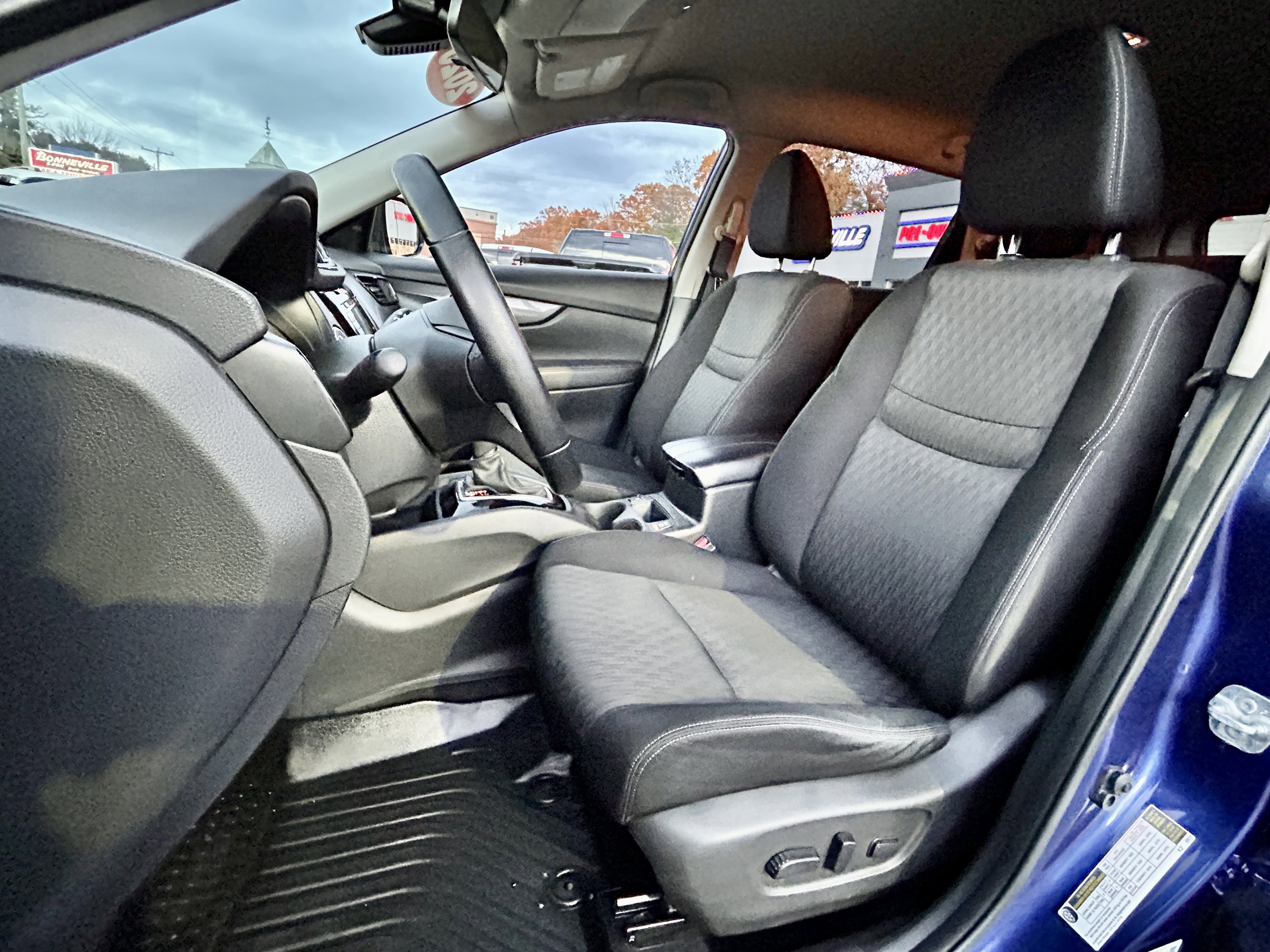 Used 2020 Nissan Rogue SV image 21