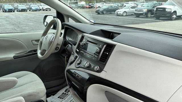 Used 2011 Toyota Sienna LE w/ Towing Pkg image 30