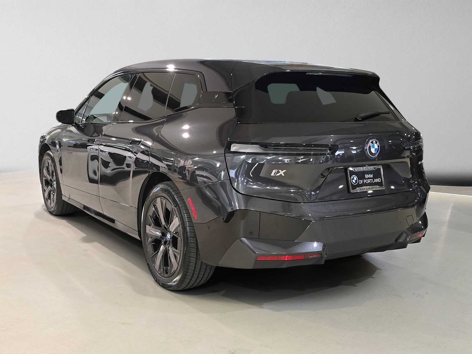 Used 2024 BMW iX xDrive50 w/ Sport Package AWD/4WD image 5