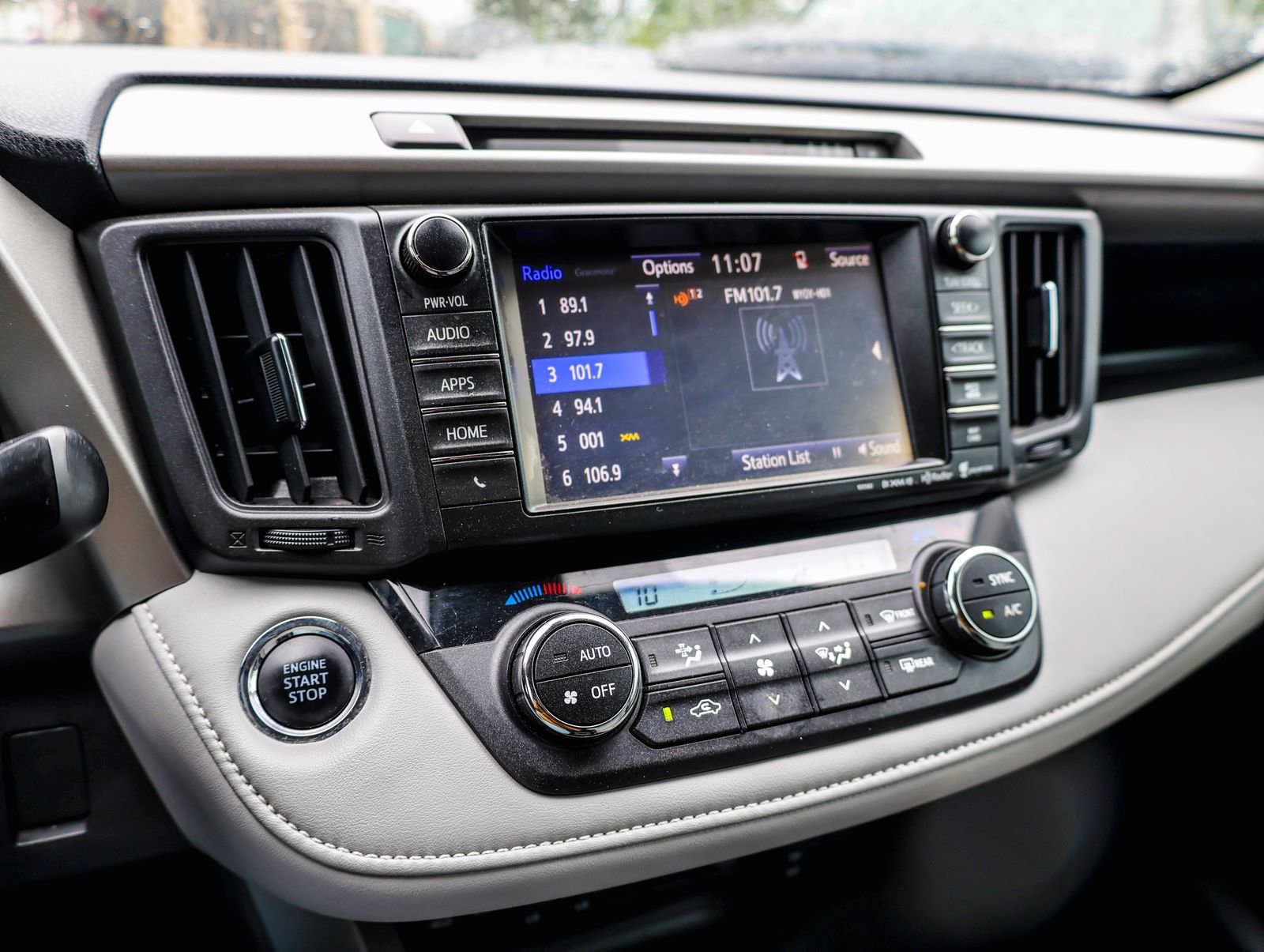 Used 2018 Toyota RAV4 XLE FWD image 14