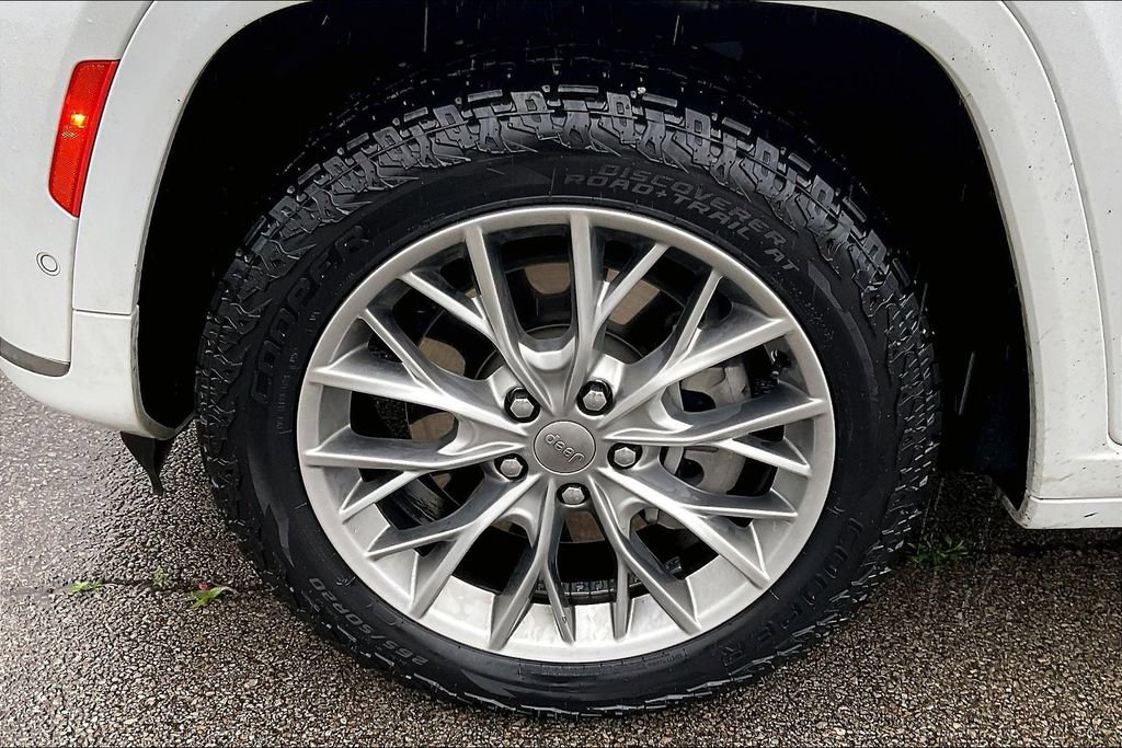 Used 2023 Jeep Grand Cherokee L Summit w/ Advanced Protech Group IV AWD/4WD image 8