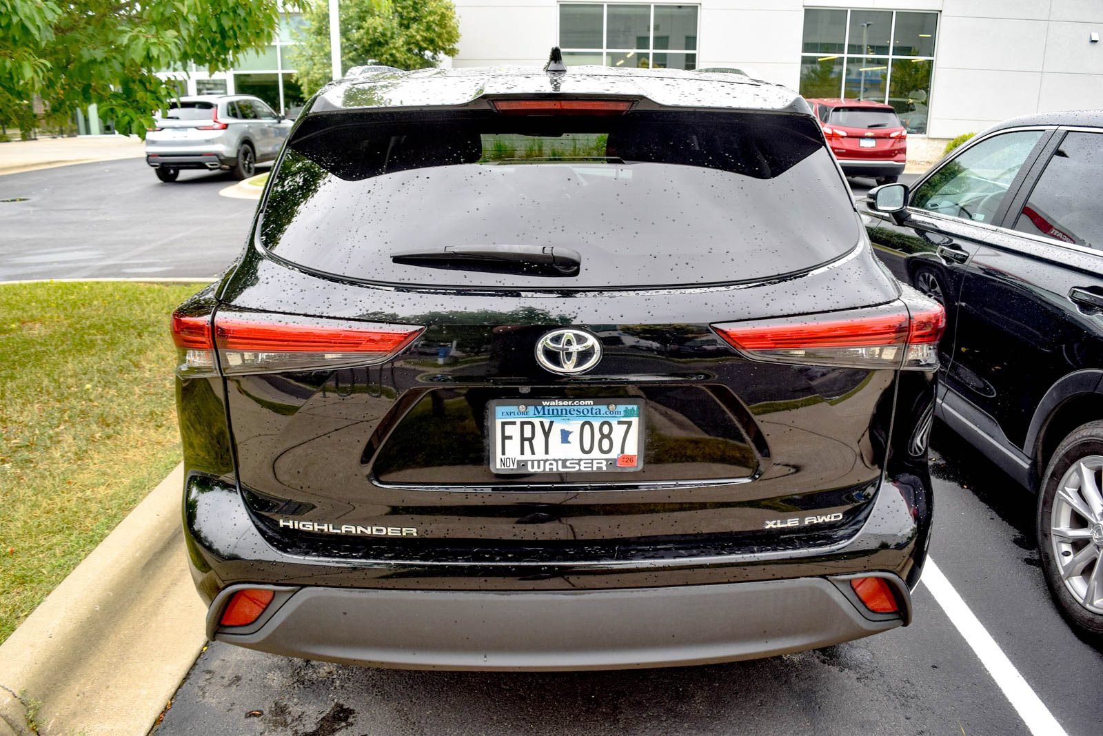 Used 2021 Toyota Highlander XLE AWD/4WD image 6