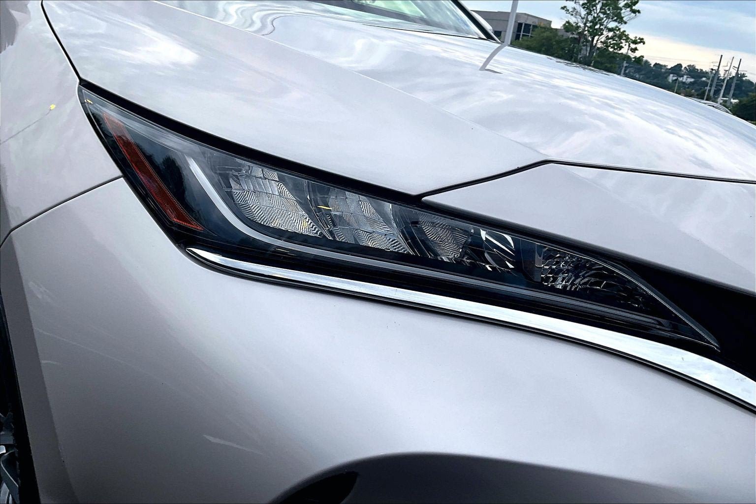 Used 2021 Toyota Venza LE AWD/4WD image 25