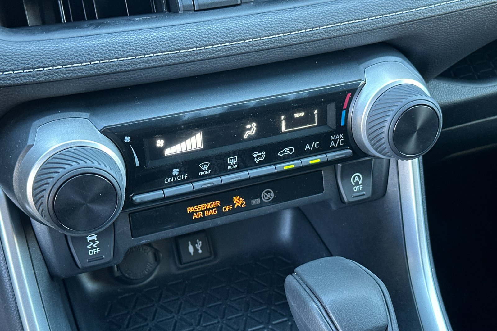 Used 2019 Toyota RAV4 LE w/ All Weather Liner Package AWD/4WD image 24