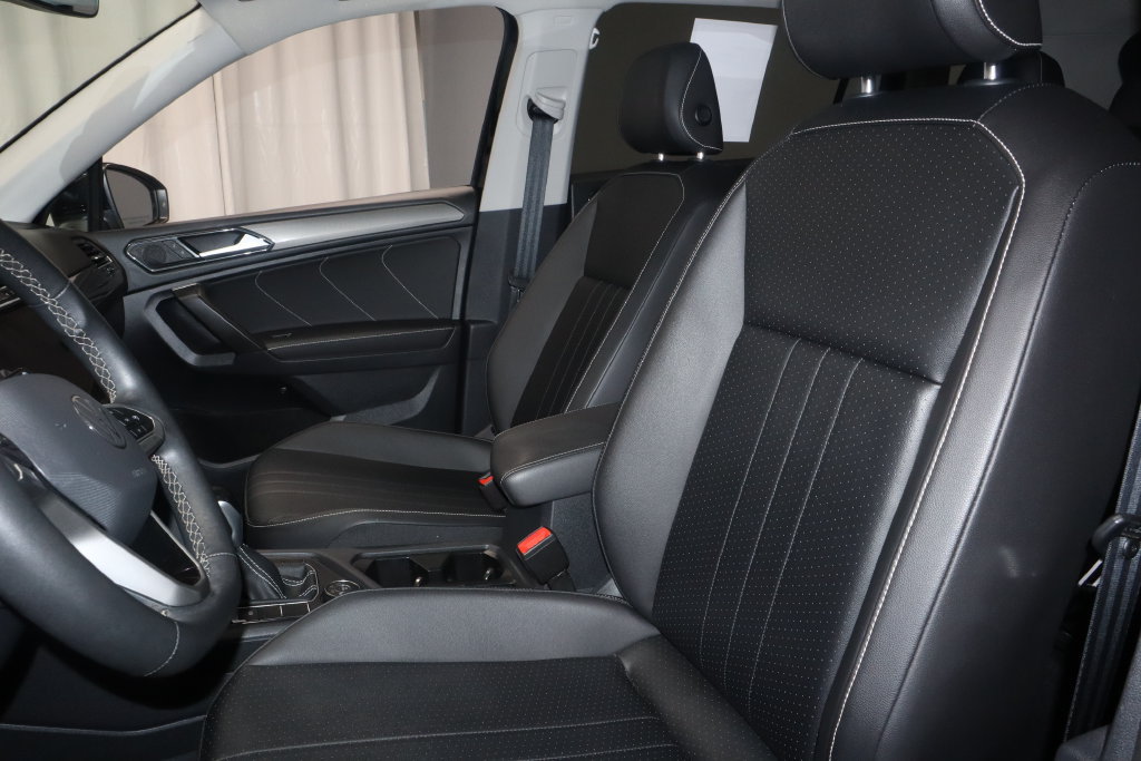Used 2022 Volkswagen Tiguan SE w/ Panoramic Sunroof Package AWD/4WD image 25