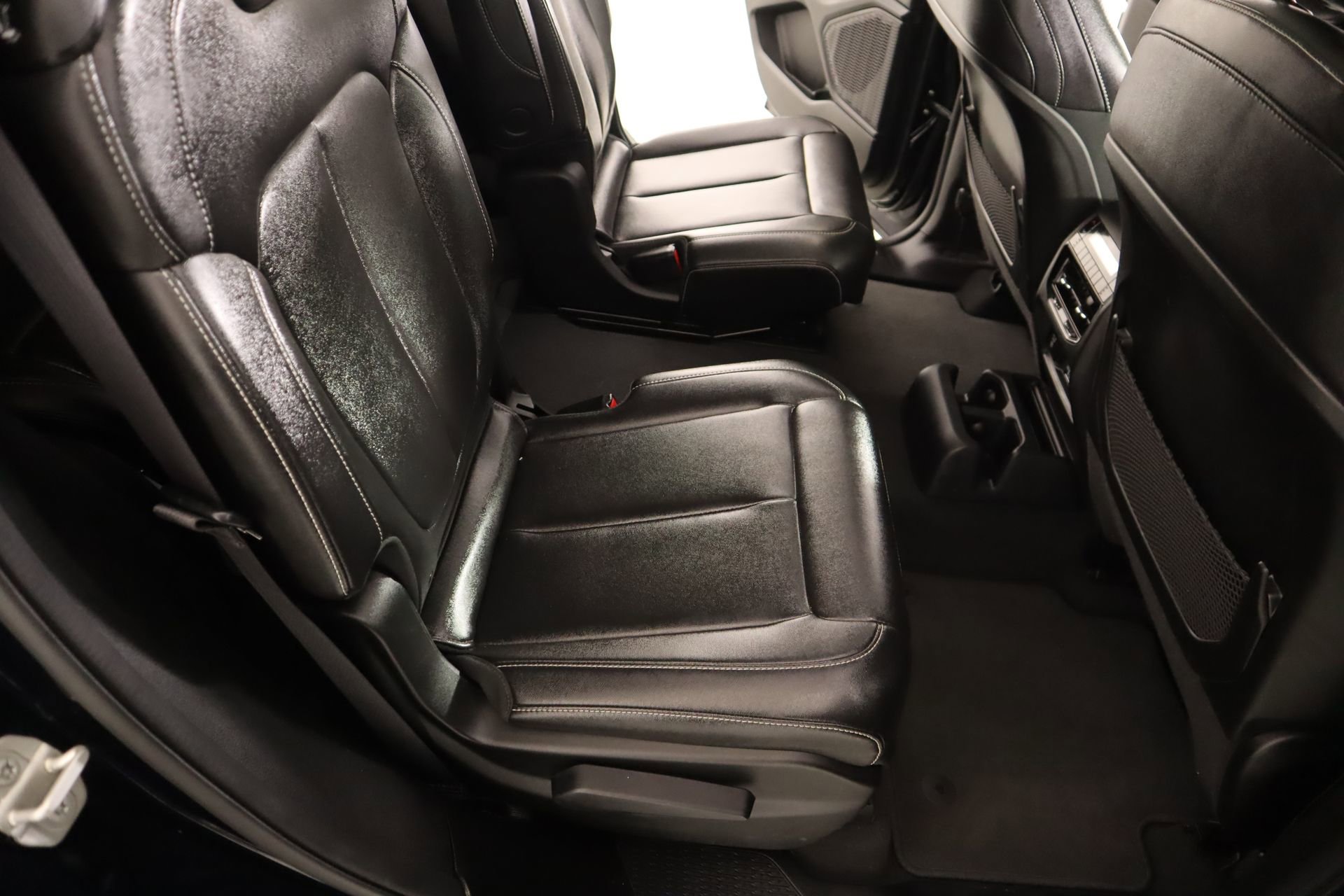 Used 2024 Jeep Grand Cherokee L Limited w/ Black Appearance Package image 16