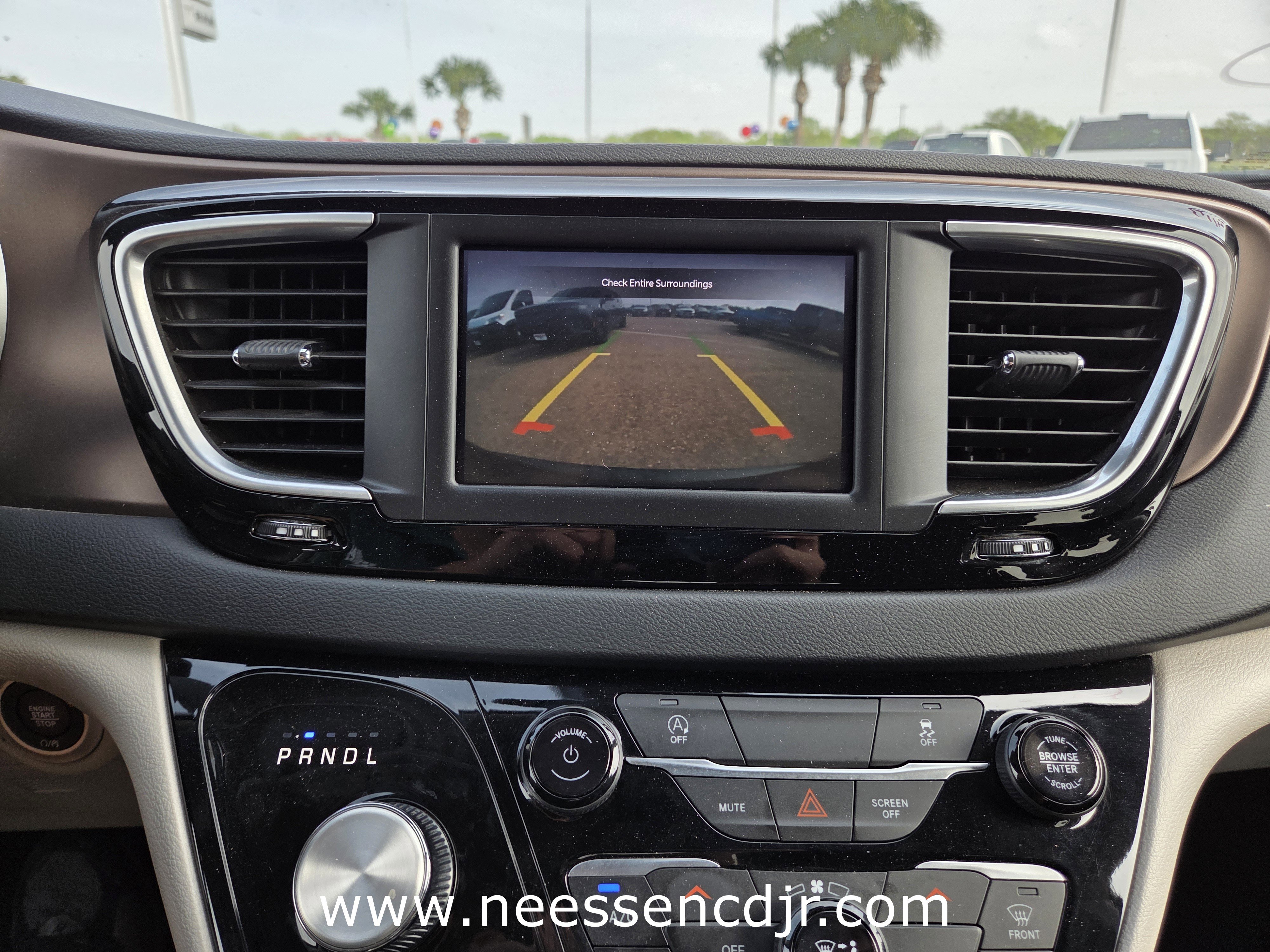 Used 2023 Chrysler Voyager LX image 9