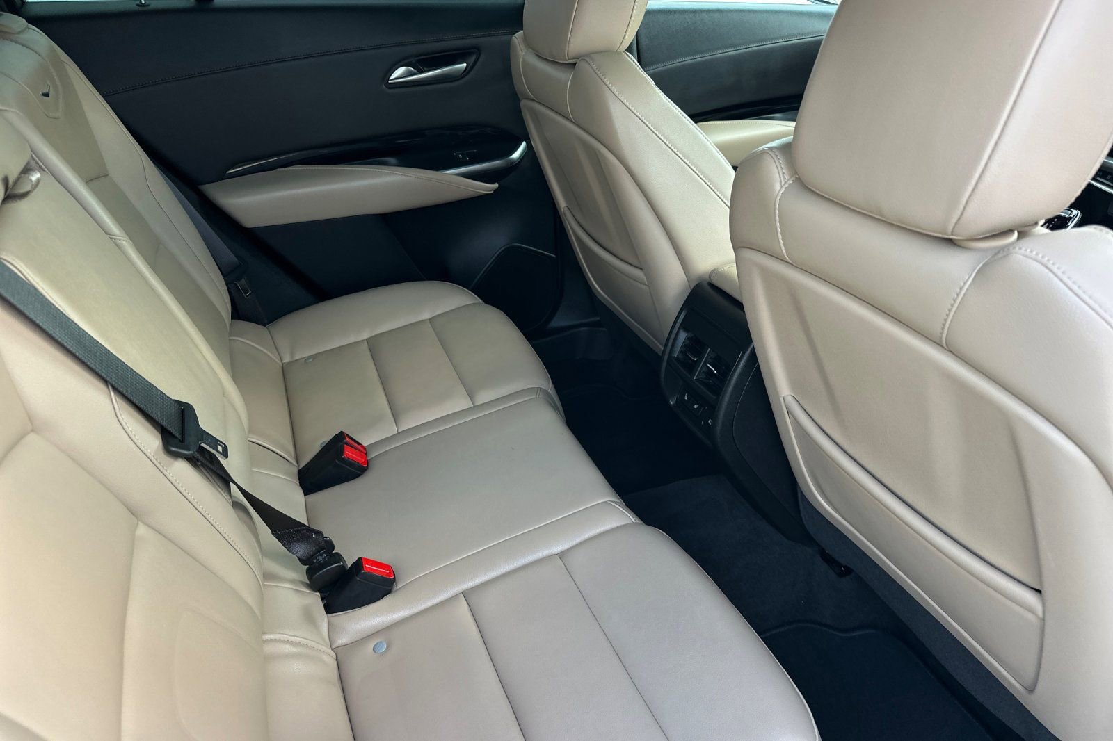 Used 2024 Cadillac XT4 Luxury w/ Cold Weather Package image 19