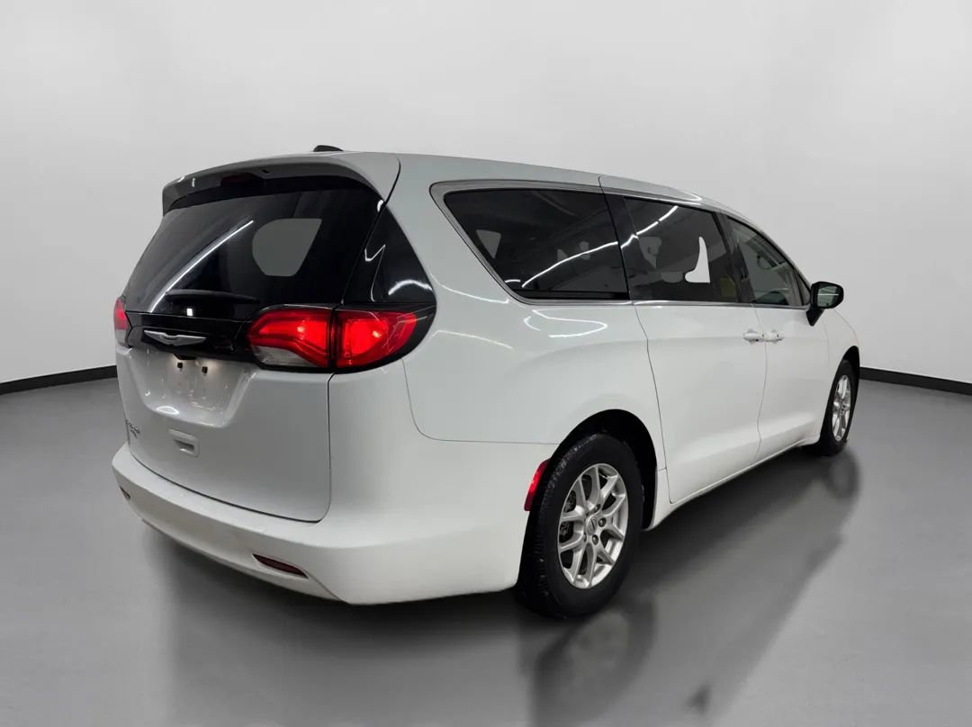 Used 2023 Chrysler Voyager LX image 10